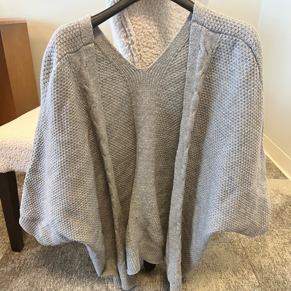 Gray knit v-style cardigan (open front)